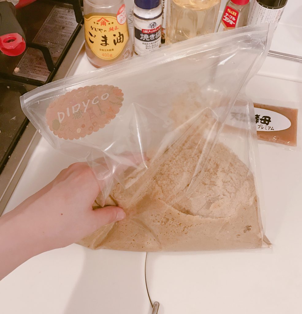 混合ぬかを揉む