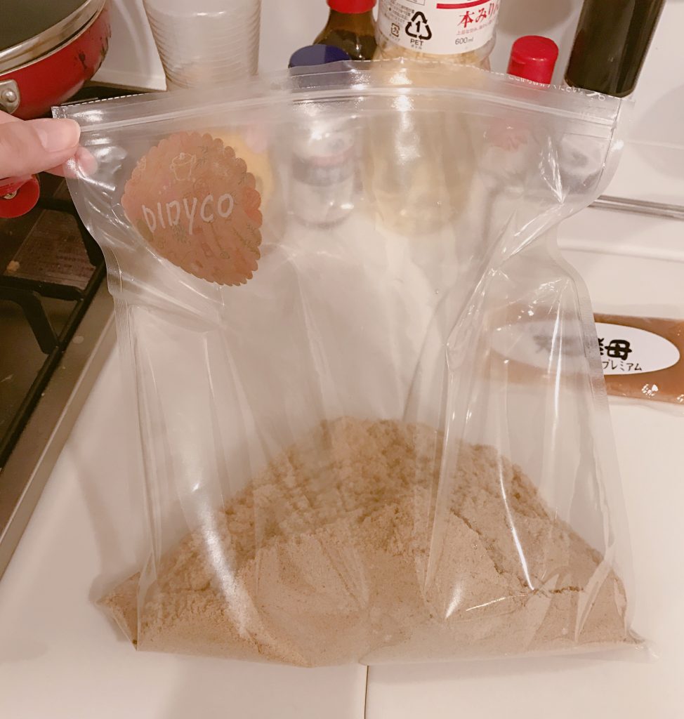 混合ぬかをジッパー袋に入れる
