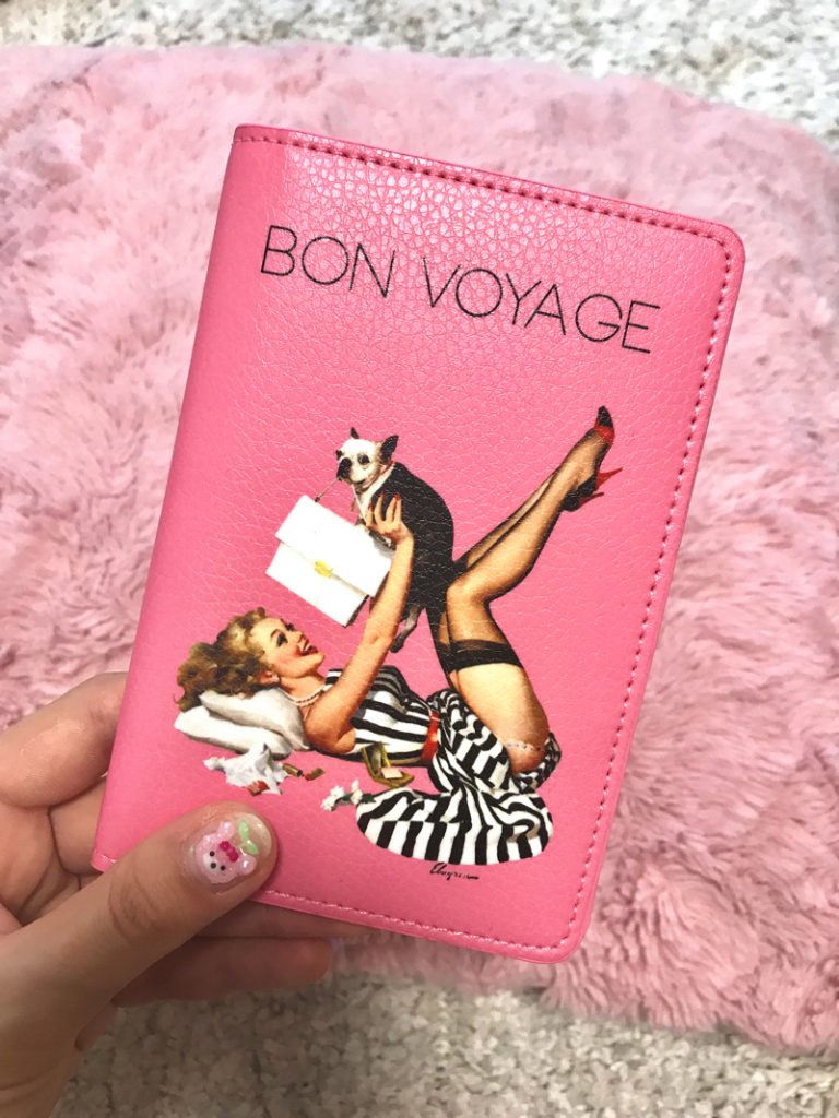 可愛いピンクのパスポートケース