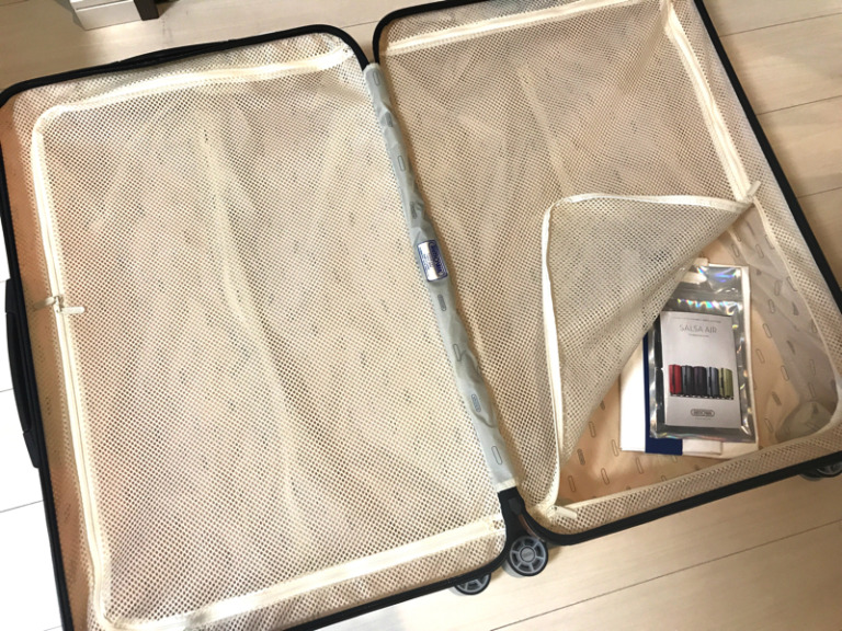 リモワピンクスーツケースの中